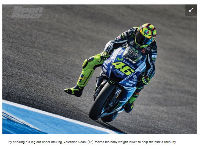 Dengan menjulurkan kaki Valentino Rossi membantu menurunkan center of gravity yang membantu keseimbangan sepeda motor
